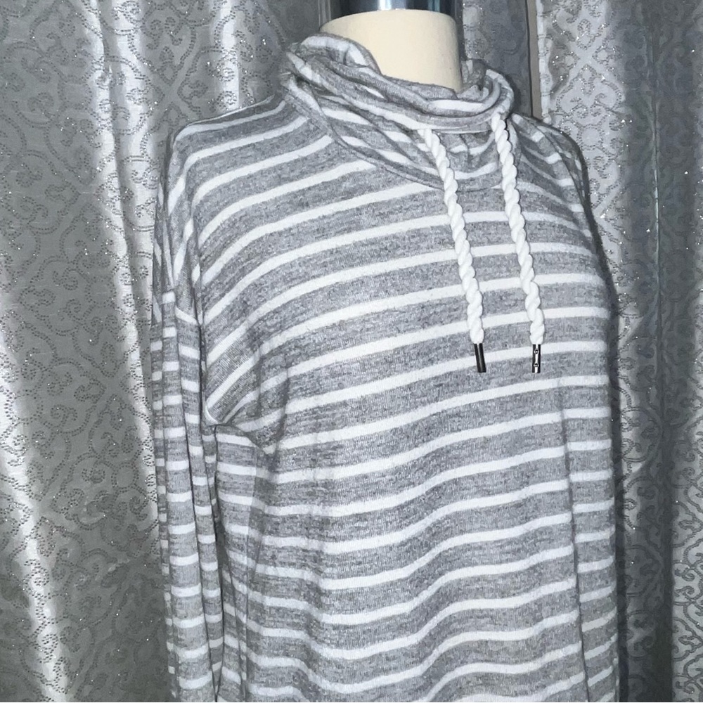 Striped Banana Republic Sweater - Perfect for Every Day!